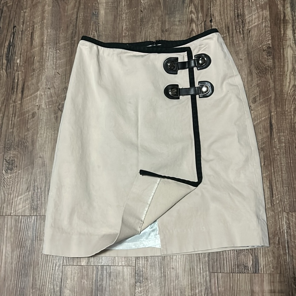 Donna Degnan Stylish Cream Skirt with Black Accents, two spots shown on pictures - Picture 3 of 8